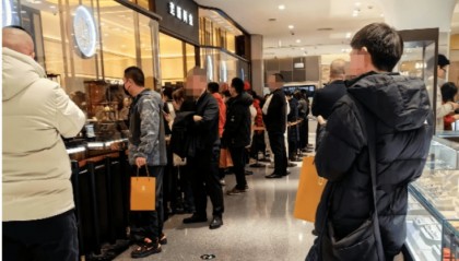 京城黄金热！消费者排队2小时，只为8.65折抢购，顾客：“太疯狂了，跟批发黄金似的”
