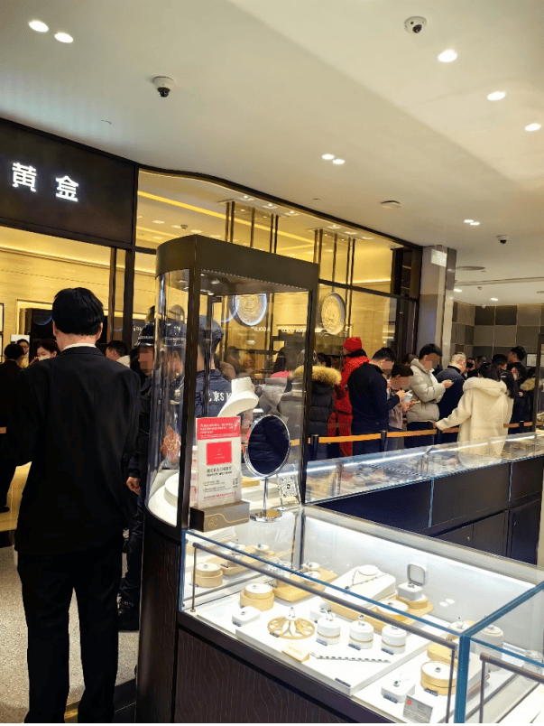 京城黄金热！消费者排队2小时，只为8.65折抢购，顾客：“太疯狂了，跟批发黄金似的”