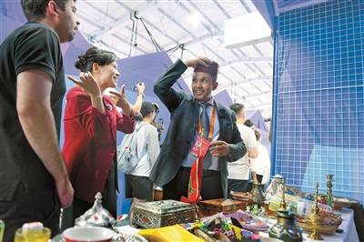 多国驻华外交官欢乐打卡服贸会